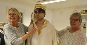 Here, the Ørje-ladies are dressing up Alexander Rybak before star-studded Soot-premiere
